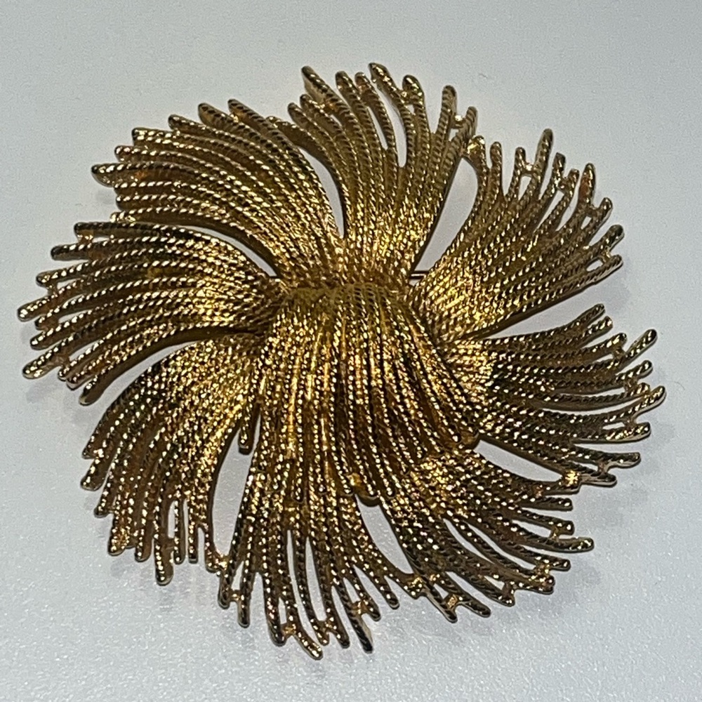 Vintage MONET Gold-Tone large tassel starburst Brooch quiet luxury. Cordelia